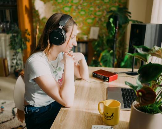 Focusrite Scarlett 2i2 4th Gen 2 Input 2 Output USB Audio Interface w/ Mic Preamp scarlett2i24thgen Product Image 4