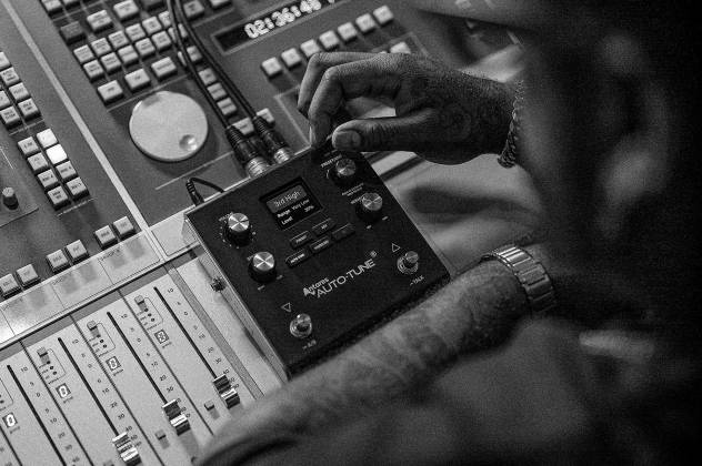 HeadRush VX5 AutoTune Studio Grade Vocal Effects Pedal with Real Time Performance - Black Product Image 8